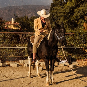 女人喂男人奶乳视频
